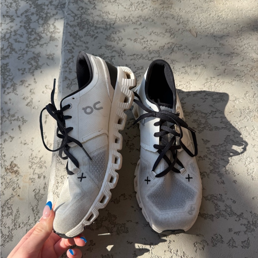 Stylish Women's White and Black Athletic Shoes - Picture 2 of 6